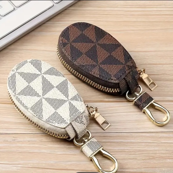 Gold/White Keychain Accessory - Picture 3 of 3
